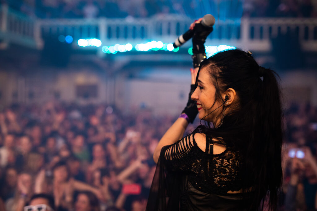 Stine Grove performing live